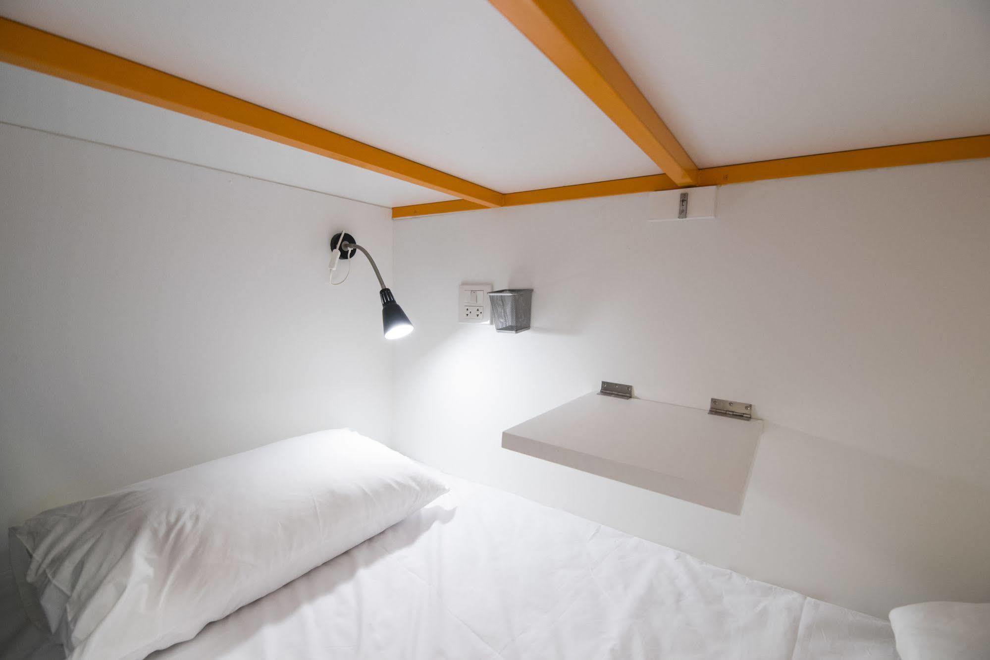 Pixellar Hostel Банкок Екстериор снимка