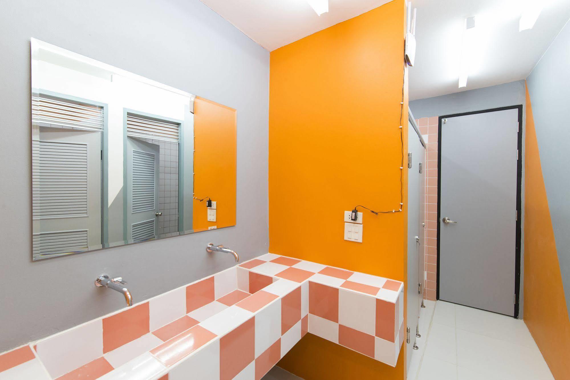 Pixellar Hostel Банкок Екстериор снимка