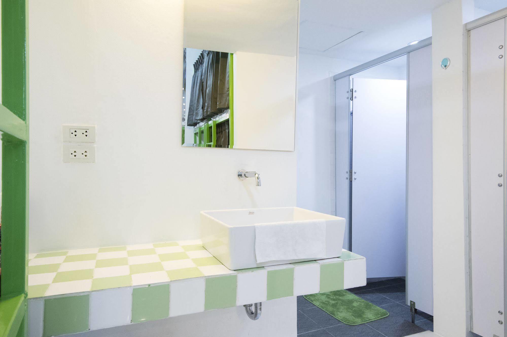 Pixellar Hostel Банкок Екстериор снимка
