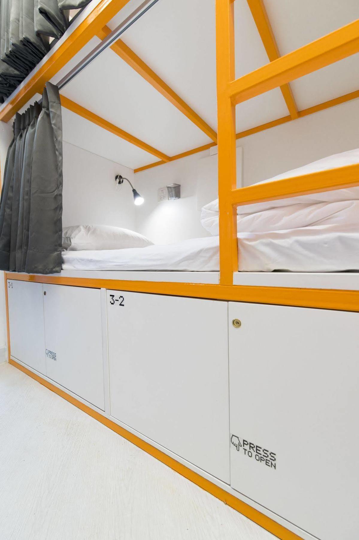 Pixellar Hostel Банкок Екстериор снимка