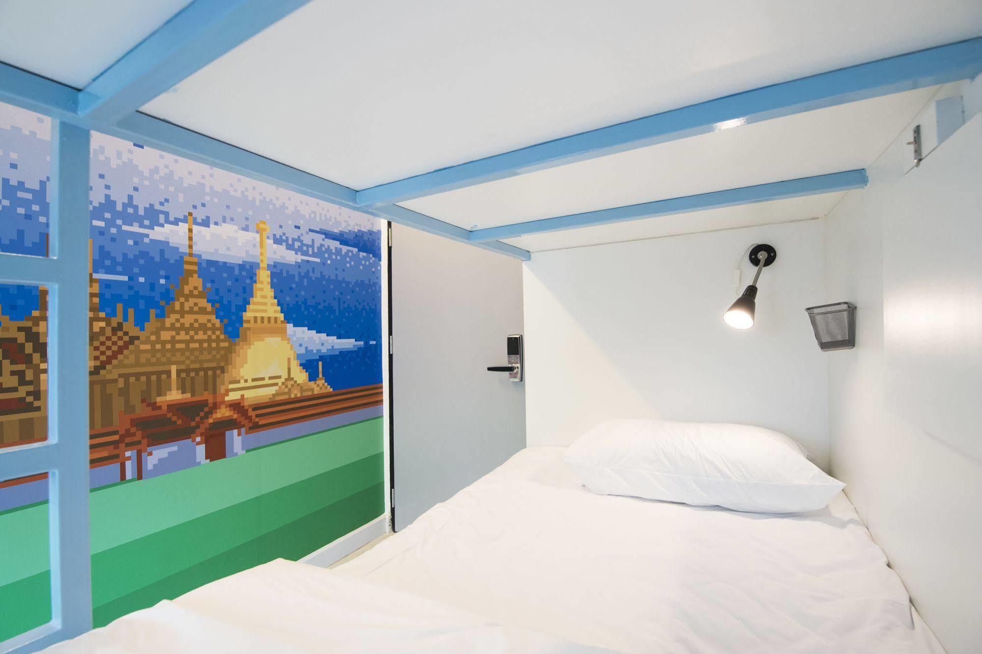 Pixellar Hostel Банкок Екстериор снимка