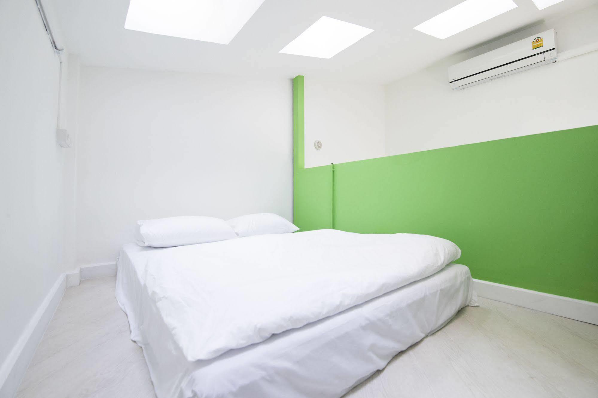 Pixellar Hostel Банкок Екстериор снимка